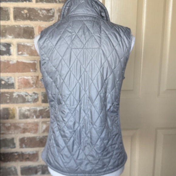 L.L. Bean Light Gray Quilted Vest Plush Fleece Lined Double Zipper Pulls Sz S - Picture 2 of 10
